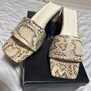 패턴 샌들
