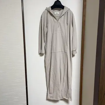 후드 부착 베이지 롱 원피스