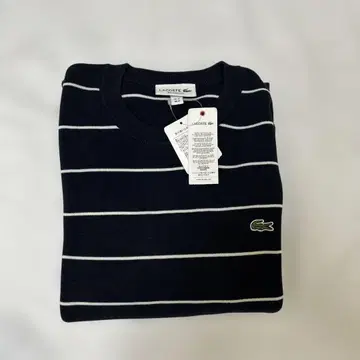 화이트와 네이비 스트라이프 디자인의 LACOSTE 긴팔 스웨터