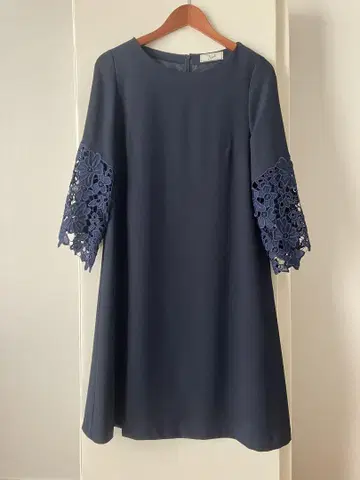 Noela 네이비 레이스 플레어 소매 원피스