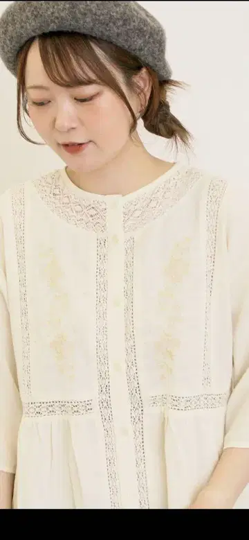 사만사 모스모스 꽃 자수 절개 블라우스 아이보리 프리 사이즈
