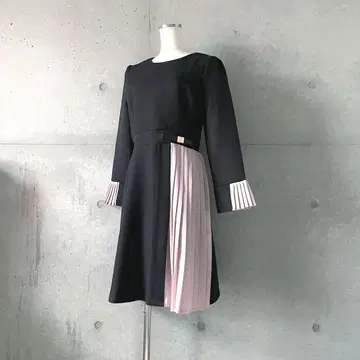 택 포함 새상품 벨테트 플리츠 콤비 원피스 블랙 S