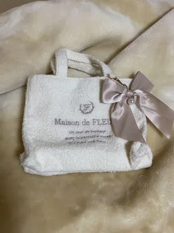 Maison de FLEUR 리본 참 포함 토트백