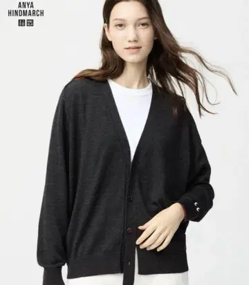 [ UNIQLO ] ANYA HINDMARCH 다크 그레이 가디건 M