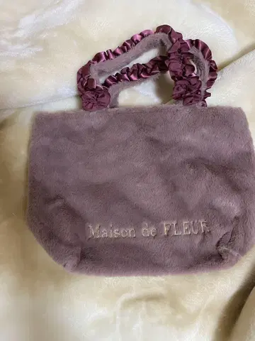 Maison de FLEUR 프릴 핸들 퍼 토트백