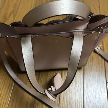 kate spade 스캘럽 디자인 백