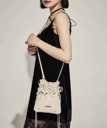 타나카 다이스케 lace flower drawstring sacoche