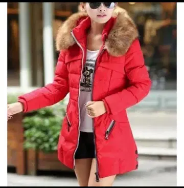 빨간색 퍼가 달린 롱 다운 자켓