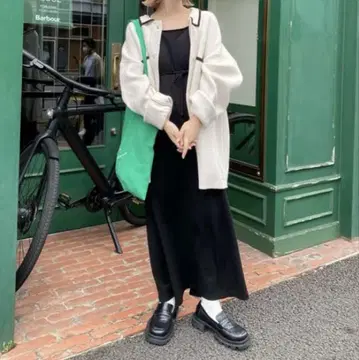 화이트 가디건과 블랙 드레스 세트