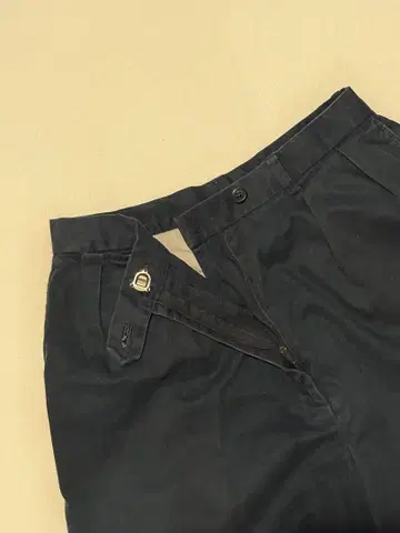 네이비 숏팬츠 프론트 포켓 부착