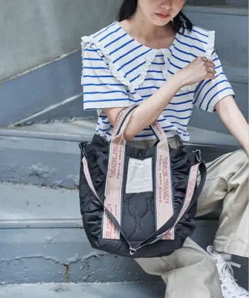 새상품급 극장 프로 퀼트 자카드 테이프 프릴 백 블랙