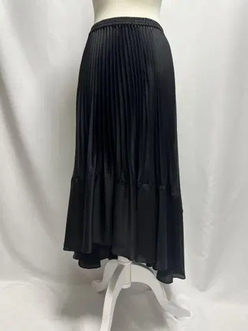 블랙 플리츠 롱 스커트 하이 로우 헴