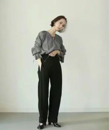[ louren 로렌 ] 올 플리츠 볼륨 블라우스 그레이