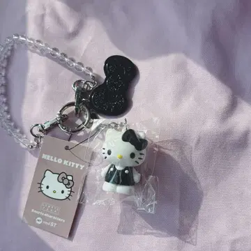LOWRYSFARM HELLO KITTY 퀼팅 키 참 블랙