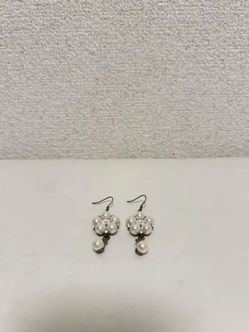 MERCURYDUO: 펄 꽃 모티브 귀걸이