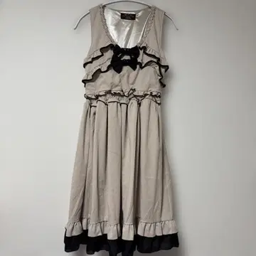 axes femme 노스탤지어 프릴 리본 포함 베이지 슬리브리스 원피스