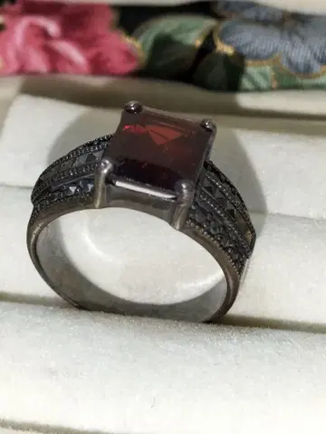 빨간색 에메랄드컷 보석 실버 반지