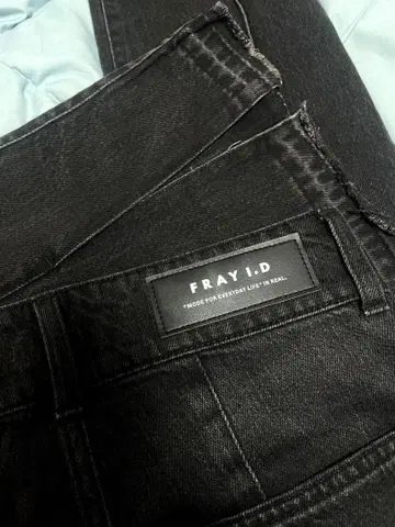 FRAY I.D 블랙 부츠컷 데님