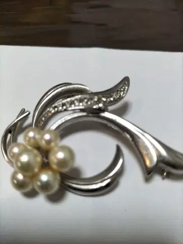 실버 펄 브로치