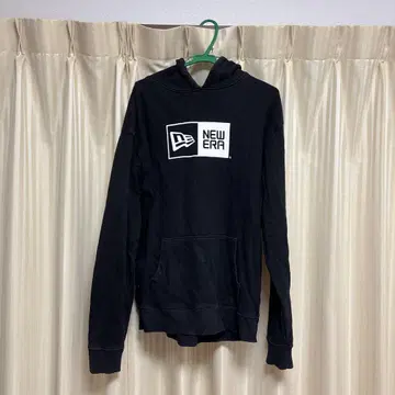 NEW ERA 블랙 후드 부착 후드티