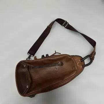 브라운 가죽 슬링백