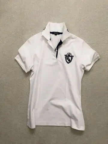 화이트 하이넥 엠블럼 피케 셔츠