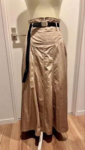 DRESSLAVE 핏앤플레어 패널 스커트 골드