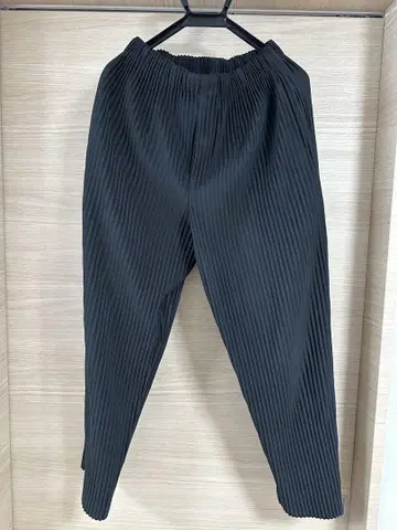 옴므플리세 차콜 그레이 팬츠