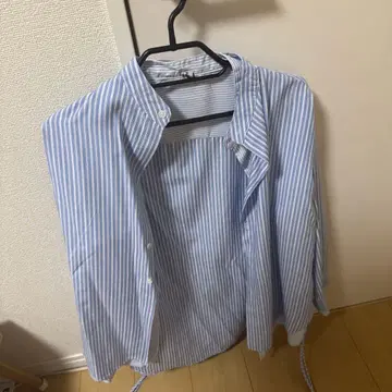 파랑과 화이트 스트라이프 버튼 다운 셔츠