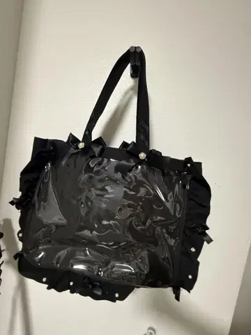 이타백 A3 리본과 프릴이 달린 블랙 토트백