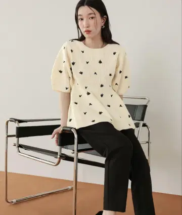 titivate 플라워 자수 페플럼 니트탑 아이보리