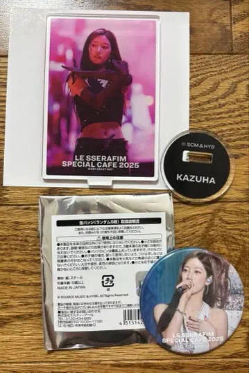 LE SSERAFIM CAFE 2025 캔뱃지 아크릴 스탠드 카즈하