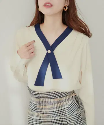 [새상품급] 내추럴 꾸뛰르 osono 펄 리버튼 크로스 보타이 블라우스