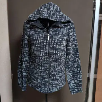 후드 부착 다크 그레이 자켓