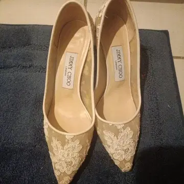 JIMMY CHOO 베이지 레이스 펌프스