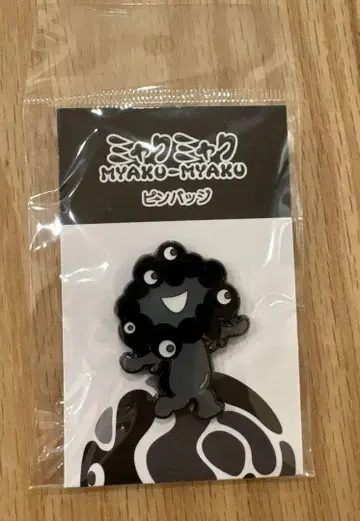 블랙 미야쿠미야쿠 핀 배지 엑스포