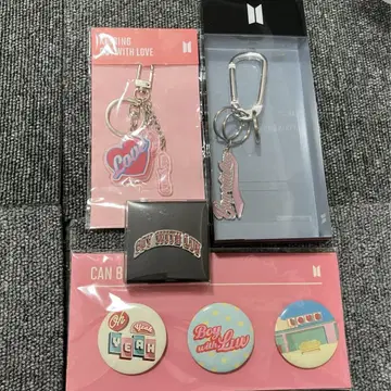 BTS 공식 굿즈 BOY with LUV 키링, 캔뱃지, 핀 배지