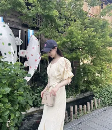 크림색 티셔츠 반팔 원피스