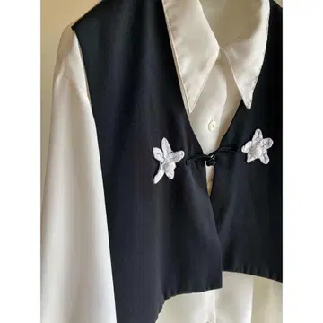 Used 땡땡이 꽃 모티브의 블랙 베스트 레이어드 셔츠 블라우스