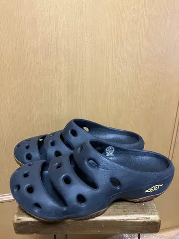 KEEN YOGUI 28cm 블랙 샌들