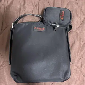 GUESS 블랙 숄더백 파우치 포함