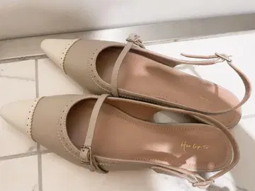 Medallion Slingback Pumps 베이지 / 37