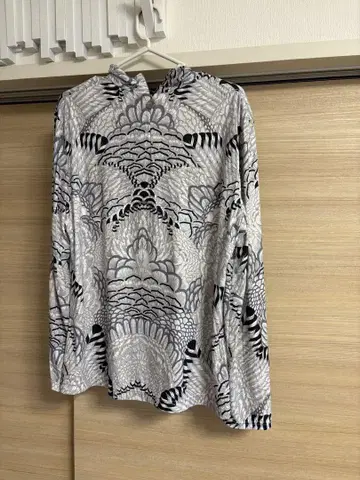 새상품급 레오나르 모노톤 애니멀 무늬/깃털 무늬 티셔츠 풀오버