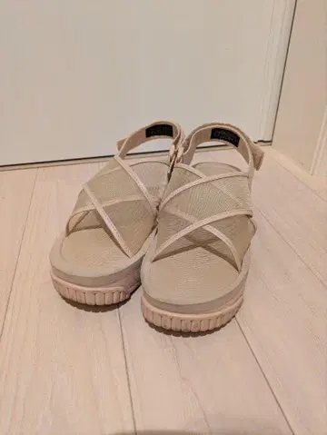 SHAKA 베이지 통굽 스트랩 샌들