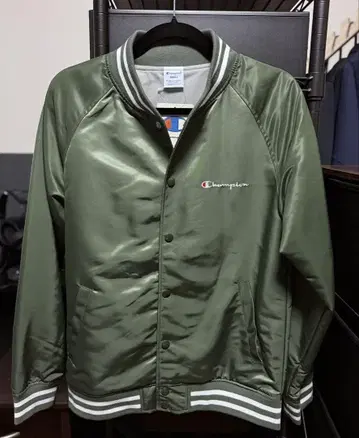 새상품 Champion 나일론 자켓 올리브 S 사이즈