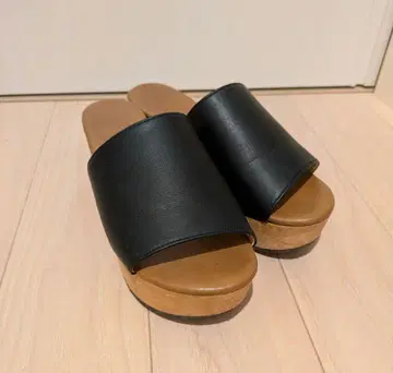 어반 리서치 블랙 웨지 샌들 S 사이즈
