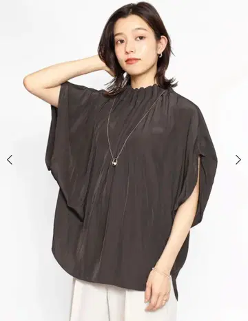 미사용 새상품 개더 넥 볼륨 블라우스 차콜 그레이
