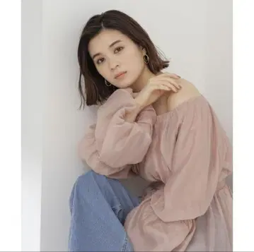NATURAL BEAUTY BASIC 시어 개더 페플럼 블라우스