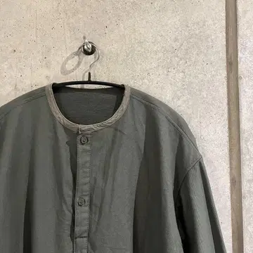 올리브 그린 버튼 긴팔 셔츠