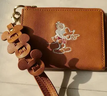 미키 자수 브라운 패스케이스 아코모데